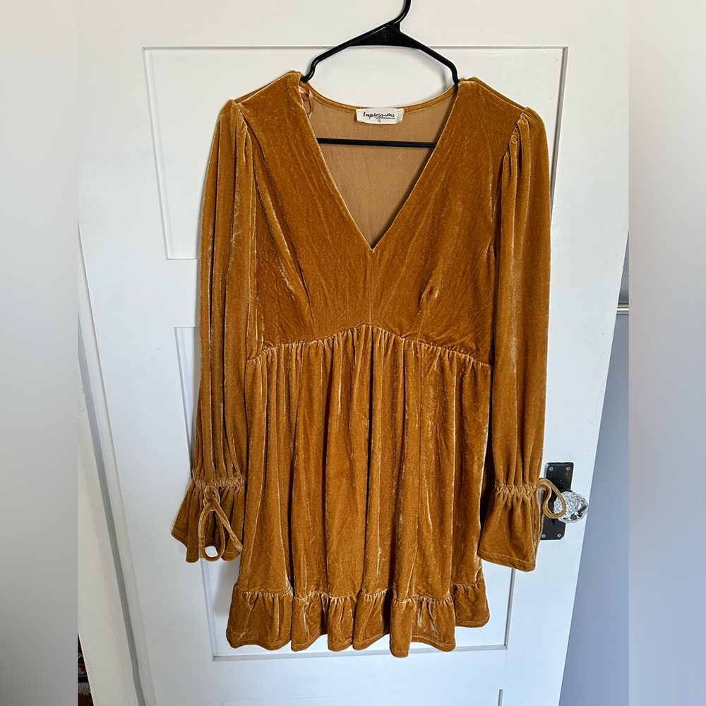 Shop Impressions, size Small, “Lost in a Novel” velvet mini dress
